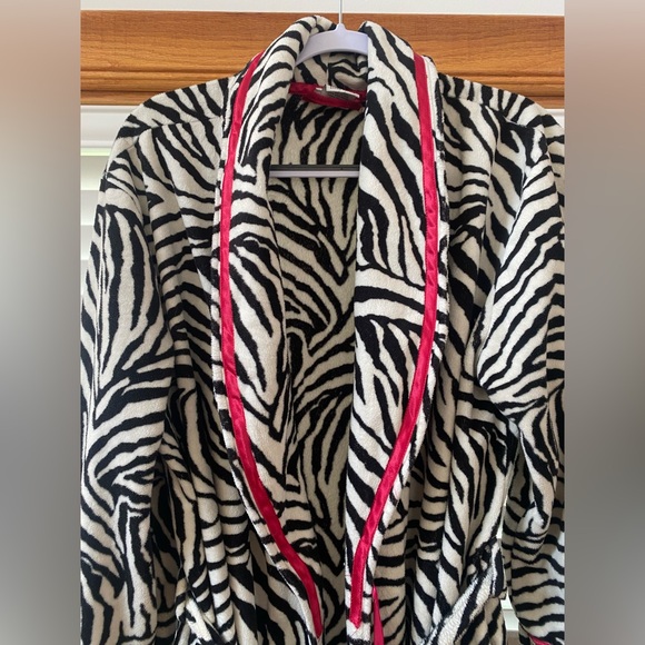 Jacqueline Smith robe with zebra pattern and pink stripes. - Picture 3 of 5